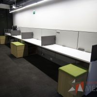 Lote 019 - Estación de trabajo para 4 personas de mampara media con 4 credenzas de 2 cajones y 1 entrepaño - Imagen 12