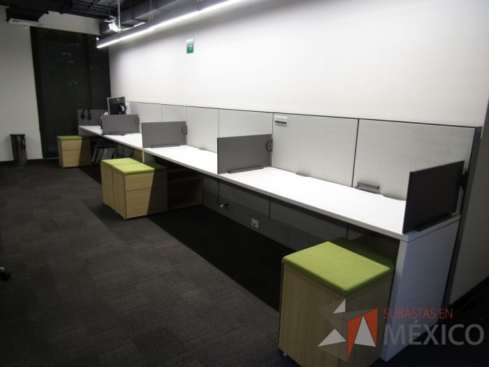Lote 019 - Estación de trabajo para 4 personas de mampara media con 4 credenzas de 2 cajones y 1 entrepaño - Imagen 12