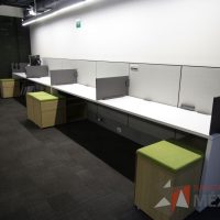 Lote 019 - Estación de trabajo para 4 personas de mampara media con 4 credenzas de 2 cajones y 1 entrepaño - Imagen 11