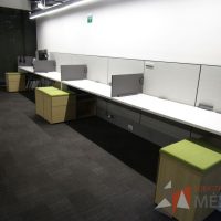 Lote 019 - Estación de trabajo para 4 personas de mampara media con 4 credenzas de 2 cajones y 1 entrepaño - Imagen 10