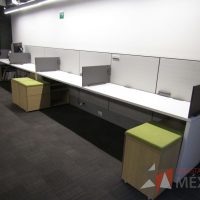 Lote 019 - Estación de trabajo para 4 personas de mampara media con 4 credenzas de 2 cajones y 1 entrepaño - Imagen 9
