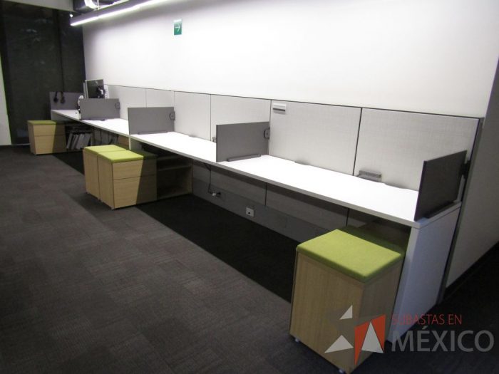 Lote 019 - Estación de trabajo para 4 personas de mampara media con 4 credenzas de 2 cajones y 1 entrepaño - Imagen 9