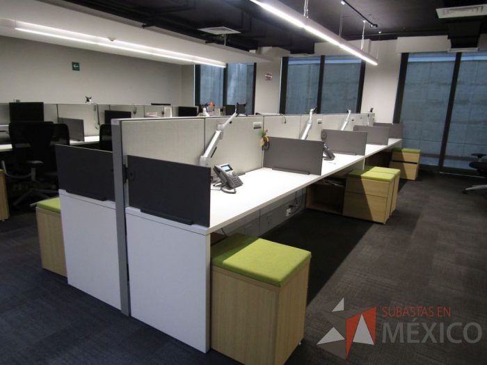 Lote 020 - Estación de trabajo para 7 personas de mampara media con 7 credenzas de 2 cajones y 1 entrepaño