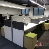 Lote 061 - Estación de trabajo para 8 personas de mampara media con 8 credenzas de 2 cajones y 1 entrepaño