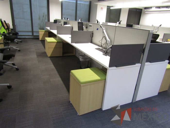 Lote 020 - Estación de trabajo para 7 personas de mampara media con 7 credenzas de 2 cajones y 1 entrepaño - Imagen 6