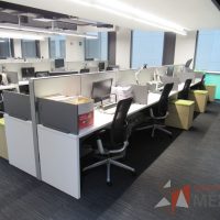 Lote 063 - Estación de trabajo para 8 personas de mampara media con 7 credenzas de 2 cajones y 1 entrepaño - Imagen 19