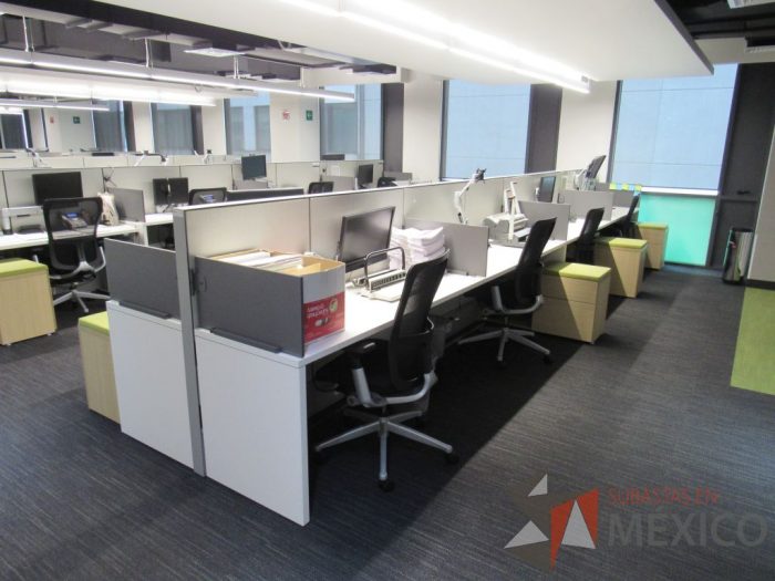 Lote 063 - Estación de trabajo para 8 personas de mampara media con 7 credenzas de 2 cajones y 1 entrepaño - Imagen 19