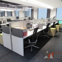 Lote 063 - Estación de trabajo para 8 personas de mampara media con 7 credenzas de 2 cajones y 1 entrepaño - Imagen 18