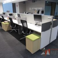 Lote 063 - Estación de trabajo para 8 personas de mampara media con 7 credenzas de 2 cajones y 1 entrepaño