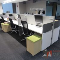 Lote 063 - Estación de trabajo para 8 personas de mampara media con 7 credenzas de 2 cajones y 1 entrepaño - Imagen 16