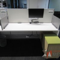 Lote 063 - Estación de trabajo para 8 personas de mampara media con 7 credenzas de 2 cajones y 1 entrepaño - Imagen 15
