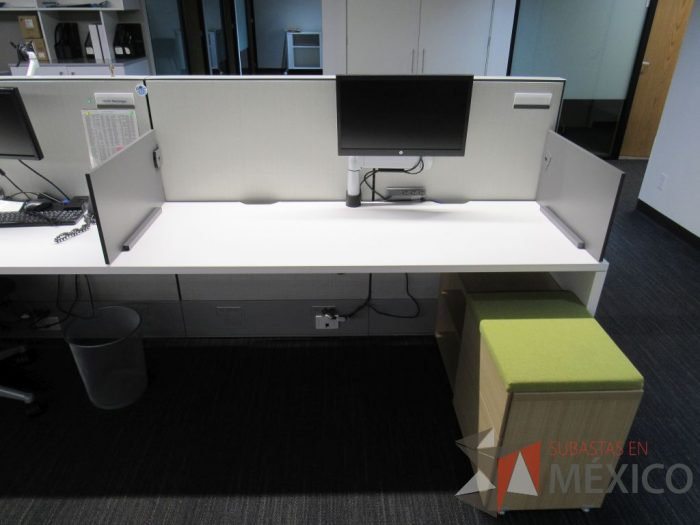 Lote 063 - Estación de trabajo para 8 personas de mampara media con 7 credenzas de 2 cajones y 1 entrepaño - Imagen 15