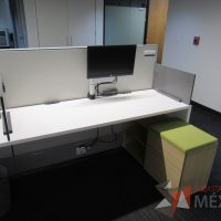 Lote 063 - Estación de trabajo para 8 personas de mampara media con 7 credenzas de 2 cajones y 1 entrepaño - Imagen 13