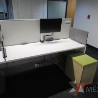 Lote 063 - Estación de trabajo para 8 personas de mampara media con 7 credenzas de 2 cajones y 1 entrepaño - Imagen 12