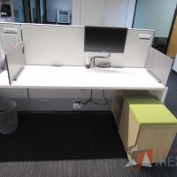 Lote 063 - Estación de trabajo para 8 personas de mampara media con 7 credenzas de 2 cajones y 1 entrepaño - Imagen 11