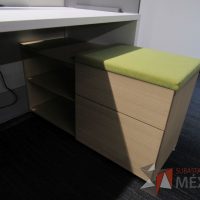 Lote 063 - Estación de trabajo para 8 personas de mampara media con 7 credenzas de 2 cajones y 1 entrepaño - Imagen 4