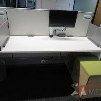 Lote 063 - Estación de trabajo para 8 personas de mampara media con 7 credenzas de 2 cajones y 1 entrepaño - Imagen 3