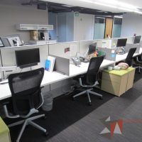 Lote 063 - Estación de trabajo para 8 personas de mampara media con 7 credenzas de 2 cajones y 1 entrepaño - Imagen 2