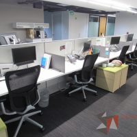 Lote 063 - Estación de trabajo para 8 personas de mampara media con 7 credenzas de 2 cajones y 1 entrepaño - Imagen 6