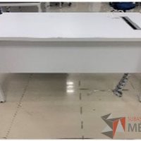 Lote 001 - Escritorio rectangular con faldón y cubierta color blanco