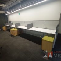 Lote 019 - Estación de trabajo para 4 personas de mampara media con 4 credenzas de 2 cajones y 1 entrepaño - Imagen 8
