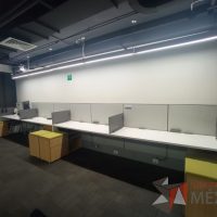 Lote 019 - Estación de trabajo para 4 personas de mampara media con 4 credenzas de 2 cajones y 1 entrepaño - Imagen 7