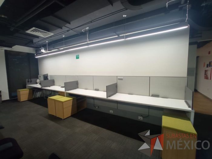 Lote 019 - Estación de trabajo para 4 personas de mampara media con 4 credenzas de 2 cajones y 1 entrepaño - Imagen 7