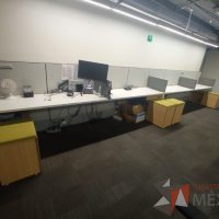 Lote 019 - Estación de trabajo para 4 personas de mampara media con 4 credenzas de 2 cajones y 1 entrepaño - Imagen 5