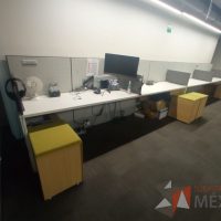 Lote 019 - Estación de trabajo para 4 personas de mampara media con 4 credenzas de 2 cajones y 1 entrepaño