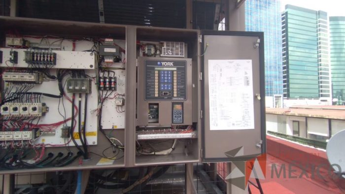 Lote 001 - Aire acondicionado YORK, Modelo: YPAL050CFC46BBDX, 50 TR, con 4 ventiladores. - Imagen 71