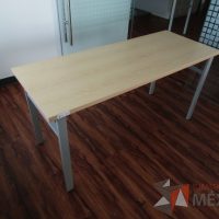 Lote 005 - Mesa de trabajo , patas metálicas y cubierta color café