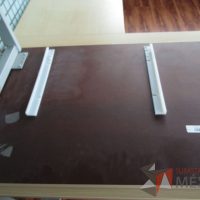 Lote 005 - Mesa de trabajo , patas metálicas y cubierta color café - Imagen 7