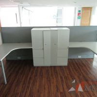 Lote 007 - Estación de trabajo para 4 personas, mampara alta, separadores de acrílico - Imagen 19