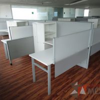 Lote 020 - Estación de trabajo para 6 personas, mampara alta, separadores de acrílico - Imagen 4