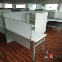Lote 020 - Estación de trabajo para 6 personas, mampara alta, separadores de acrílico