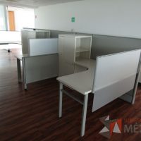 Lote 023 - Estación de trabajo lineal para 3 personas, con mampara alta, separadores de acrílico - Imagen 3