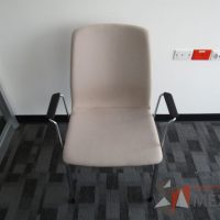 Lote 108 - Silla fija, patas metálicas, descansabrazos fijo, asiento y respaldo en tela color café - Imagen 2
