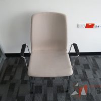 Lote 108 - Silla fija, patas metálicas, descansabrazos fijo, asiento y respaldo en tela color café - Imagen 4