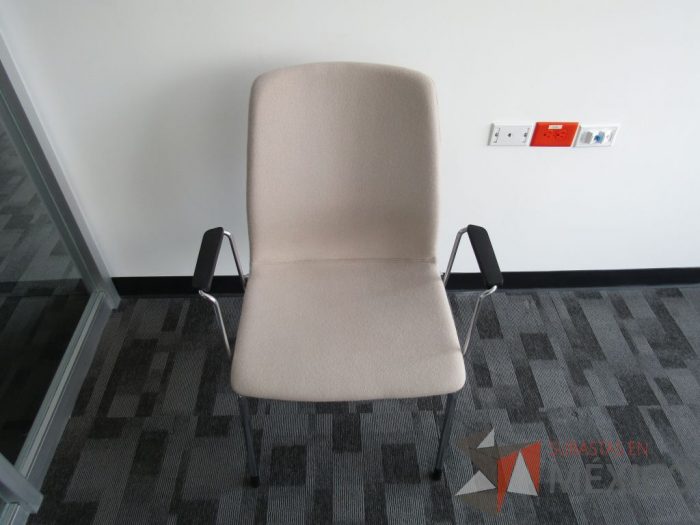 Lote 108 - Silla fija, patas metálicas, descansabrazos fijo, asiento y respaldo en tela color café - Imagen 4