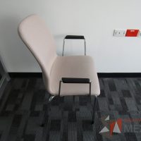 Lote 108 - Silla fija, patas metálicas, descansabrazos fijo, asiento y respaldo en tela color café - Imagen 5