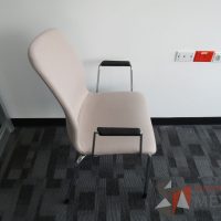Lote 108 - Silla fija, patas metálicas, descansabrazos fijo, asiento y respaldo en tela color café - Imagen 6