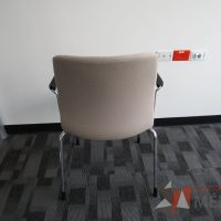Lote 108 - Silla fija, patas metálicas, descansabrazos fijo, asiento y respaldo en tela color café - Imagen 7