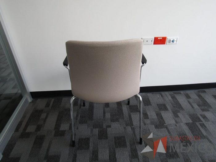 Lote 108 - Silla fija, patas metálicas, descansabrazos fijo, asiento y respaldo en tela color café - Imagen 7