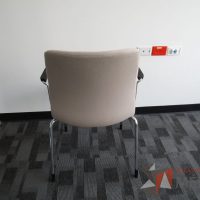 Lote 108 - Silla fija, patas metálicas, descansabrazos fijo, asiento y respaldo en tela color café - Imagen 8