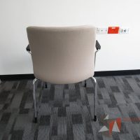 Lote 108 - Silla fija, patas metálicas, descansabrazos fijo, asiento y respaldo en tela color café - Imagen 9