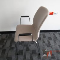 Lote 108 - Silla fija, patas metálicas, descansabrazos fijo, asiento y respaldo en tela color café - Imagen 10