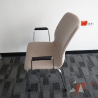 Lote 108 - Silla fija, patas metálicas, descansabrazos fijo, asiento y respaldo en tela color café - Imagen 11