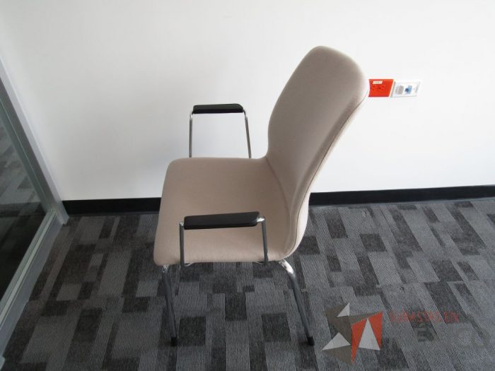 Lote 108 - Silla fija, patas metálicas, descansabrazos fijo, asiento y respaldo en tela color café - Imagen 11