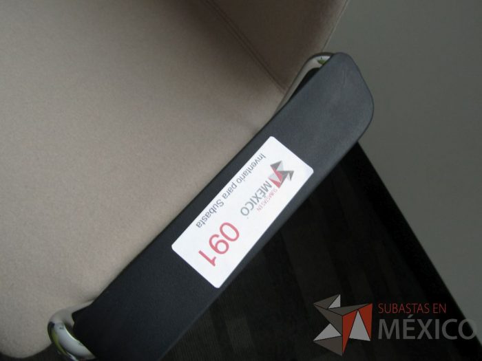 Lote 108 - Silla fija, patas metálicas, descansabrazos fijo, asiento y respaldo en tela color café - Imagen 12