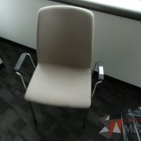 Lote 108 - Silla fija, patas metálicas, descansabrazos fijo, asiento y respaldo en tela color café - Imagen 13
